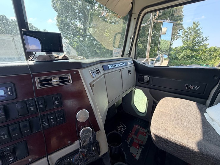 2016-western-star-4700-image-126