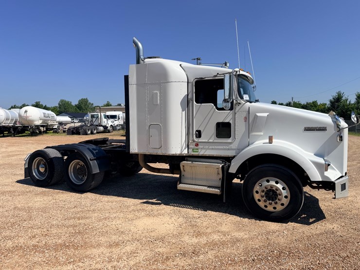 2010-kenworth-t800-image-17