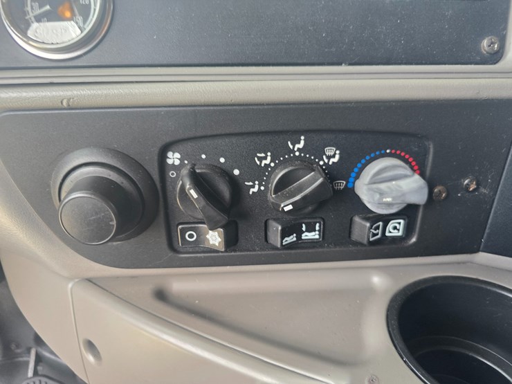 2010-kenworth-t2000-image-58