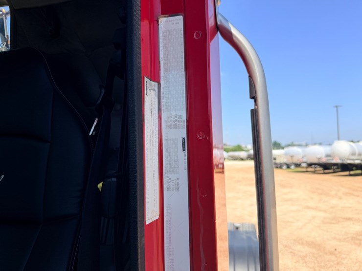2016-freightliner-122sd-image-88