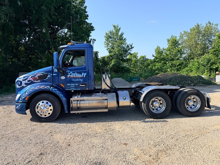 2021-peterbilt-579-image-6