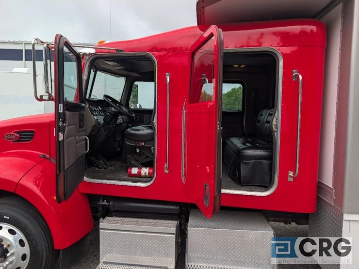 2010-peterbilt-335-image-26