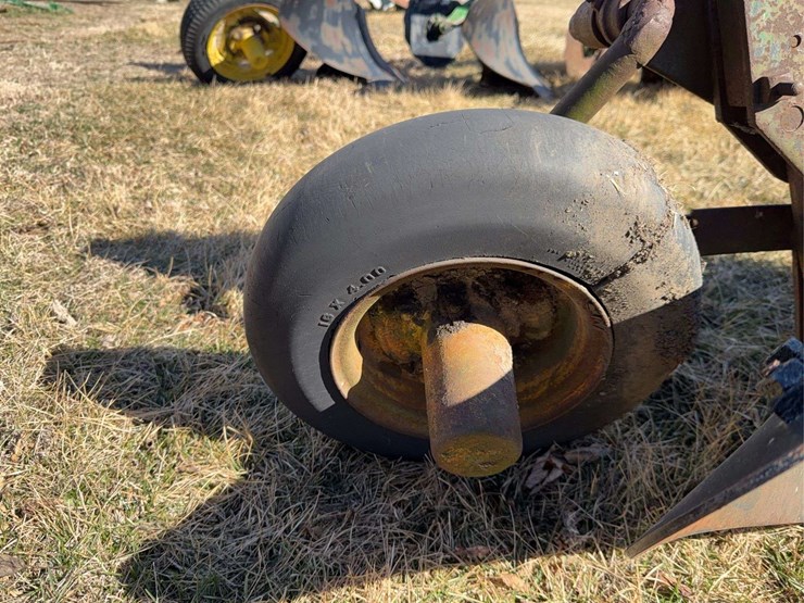 john-deere-three-point-three-bottom-plow-image-15