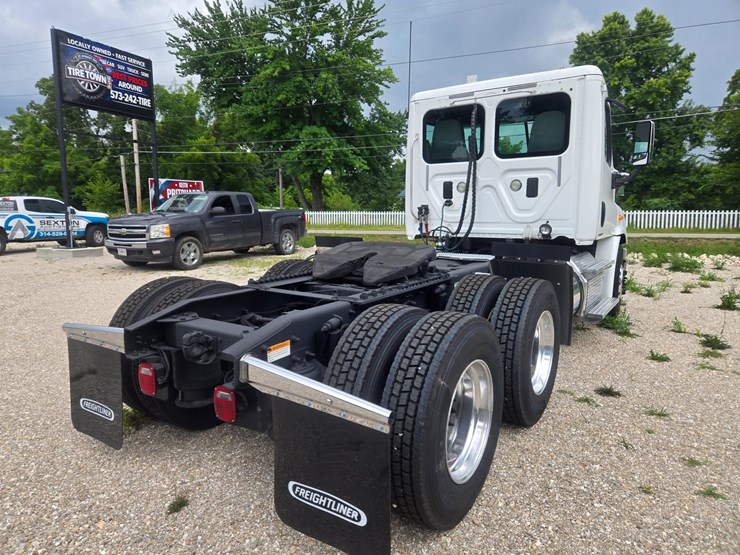 2012-freightliner-cascadia-113-image-12