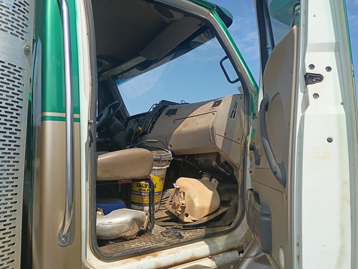 2008-sterling-l9500-image-47