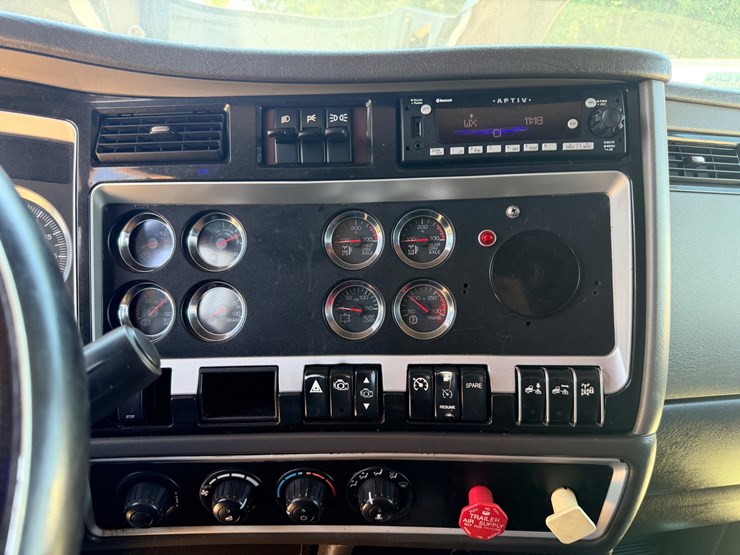 2010-kenworth-t800-image-112