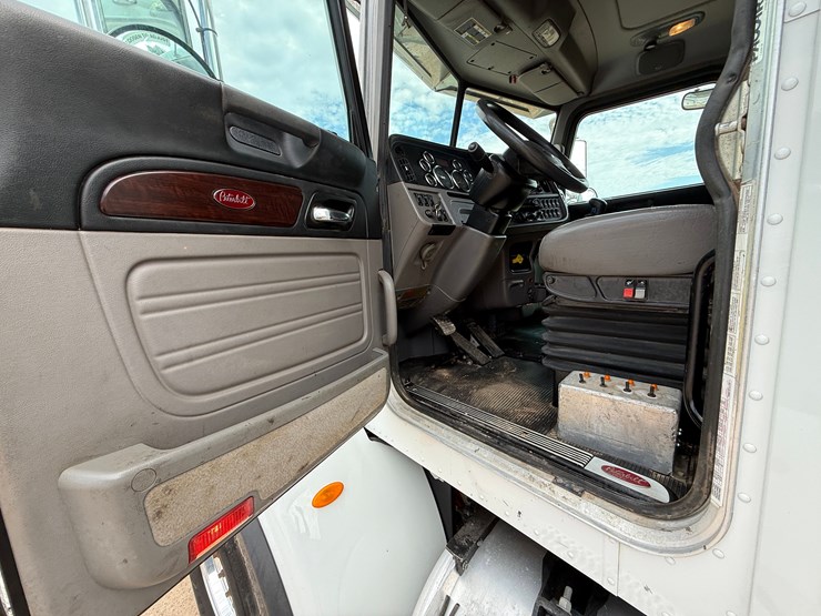 2015-peterbilt-365-image-21