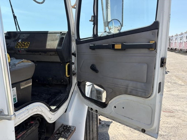 2000-freightliner-fl80-image-11