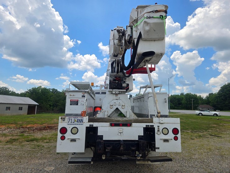 2007-freightliner-m2-106-image-12