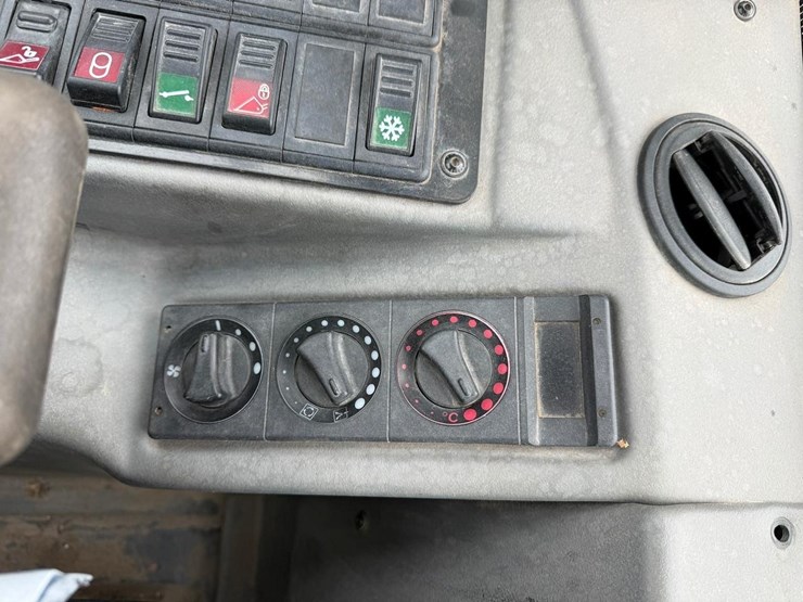 deere-324k-image-23