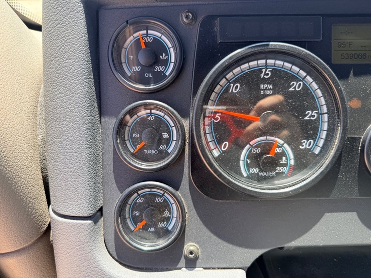 2016-freightliner-cascadia-125-image-115