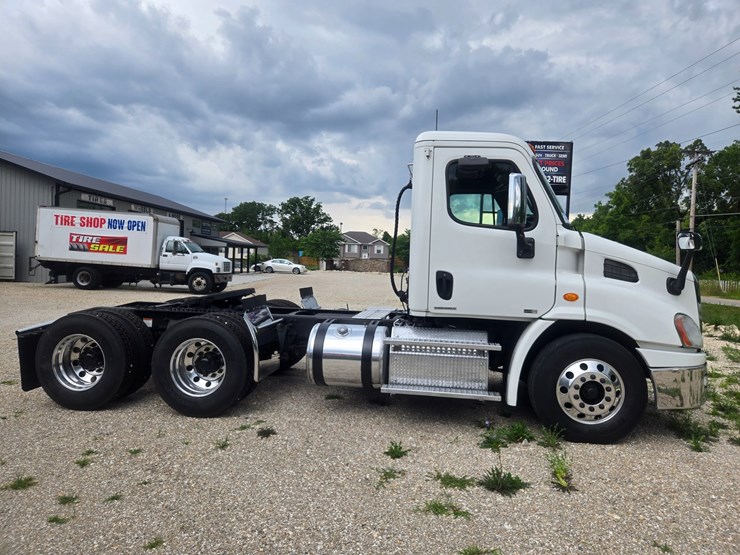 2012-freightliner-cascadia-113-image-16
