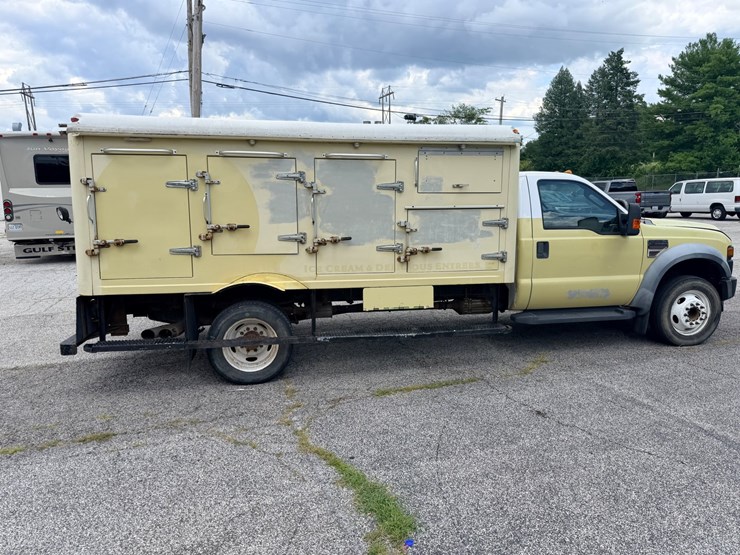 2010-ford-f550-image-17