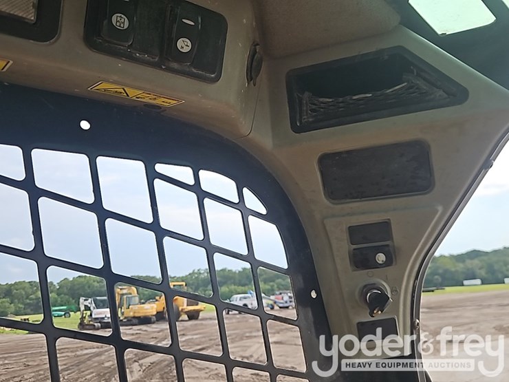 2016-caterpillar-262d-image-23