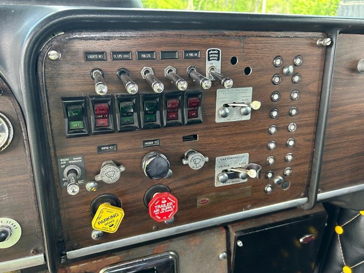1984-peterbilt-359-image-27