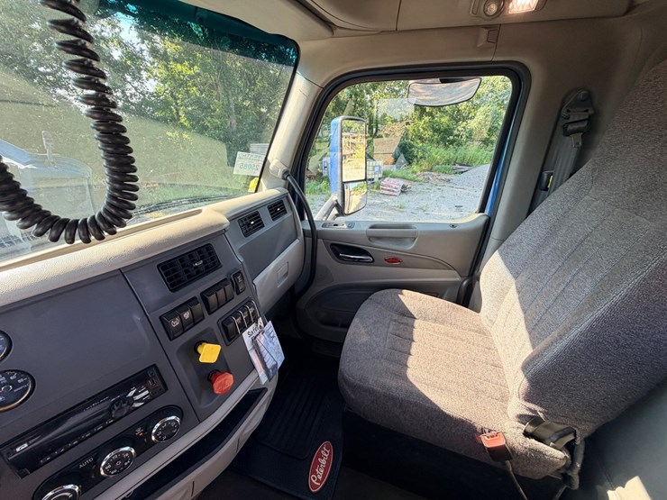 2021-peterbilt-579-image-117