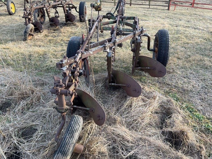 john-deere-pull-type-three-bottom-plow-image-4