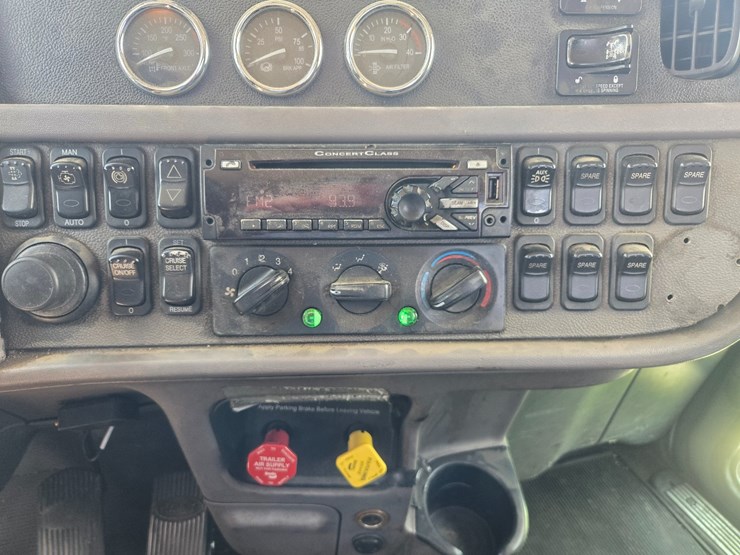2016-peterbilt-389-image-57