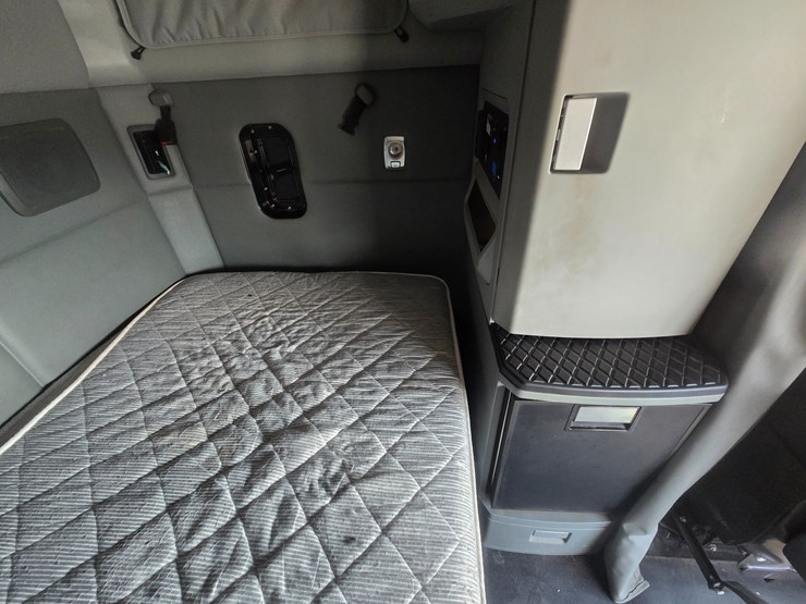 2018-kenworth-t680-image-68