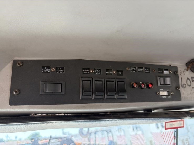 2000-freightliner-fl80-image-39