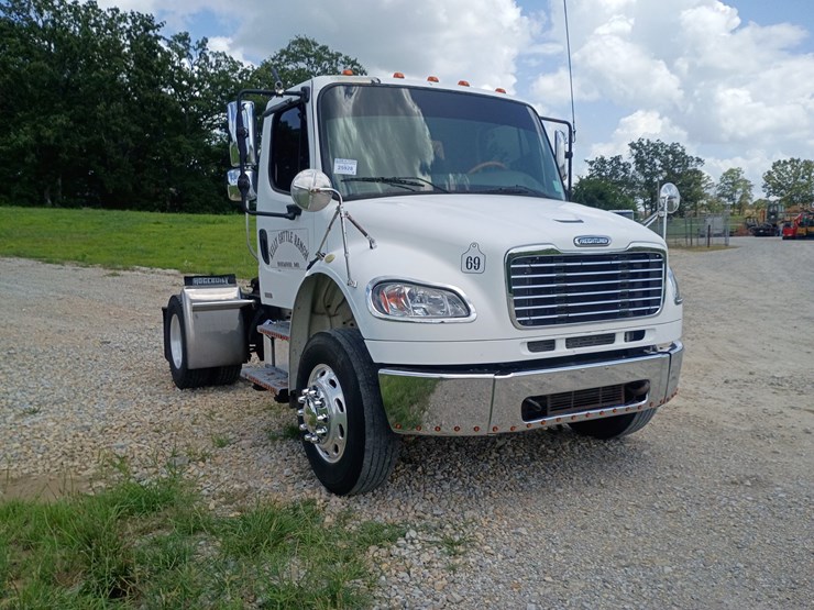 2008-freightliner-m2-106-image-13