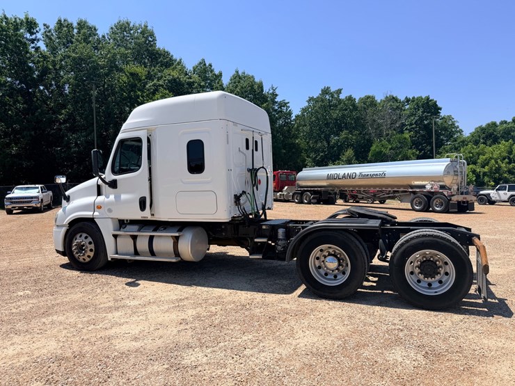 2016-freightliner-cascadia-125-image-8
