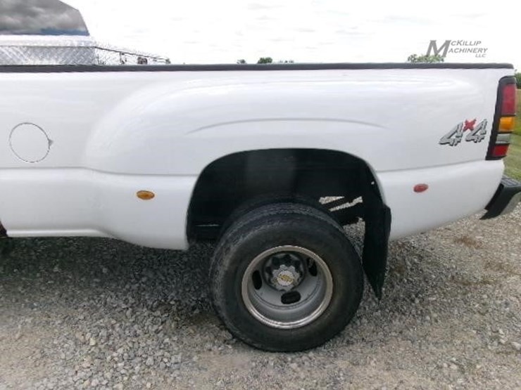 2001-chevrolet-silverado-3500-image-15