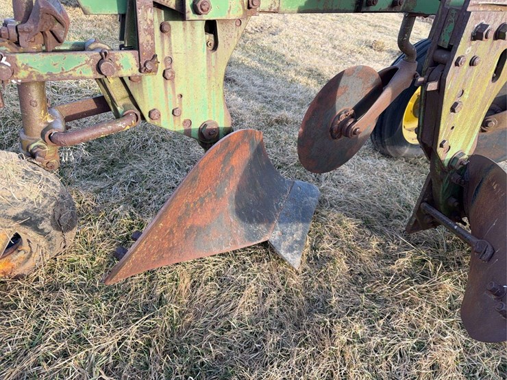 john-deere-pull-type-three-bottom-plow-image-18