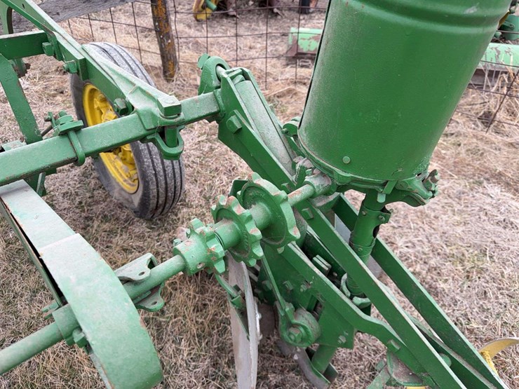 john-deere-two-row-pull-type-planter-image-16