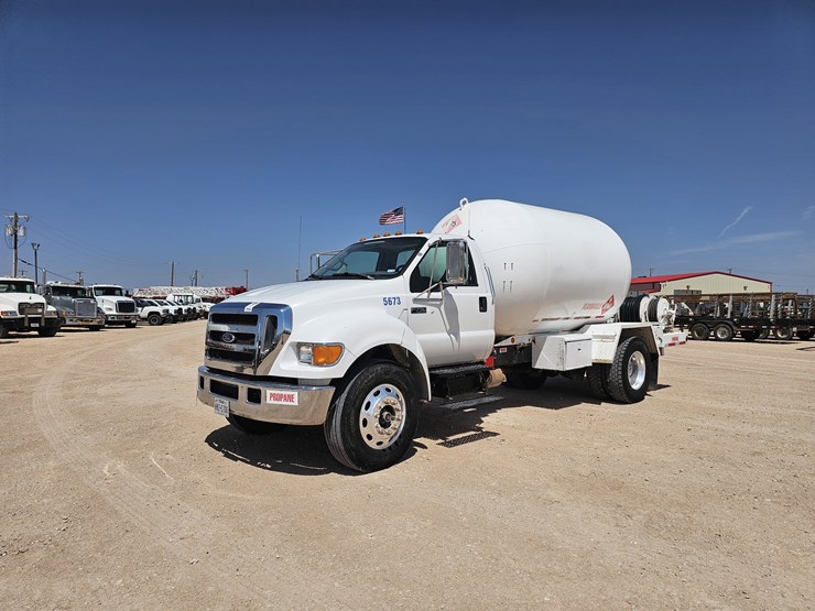 2005-ford-f750-image-1