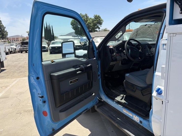 2013-ford-f550-image-25