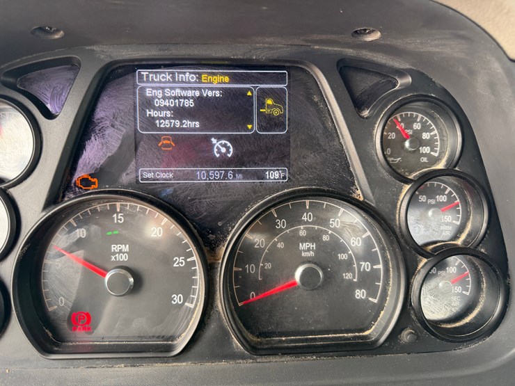2019-peterbilt-567-image-17