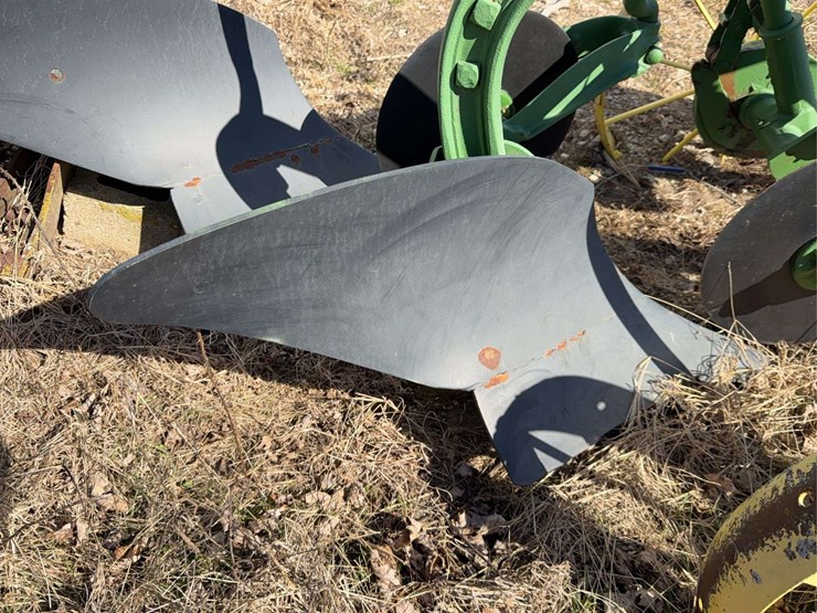 john-deere-pull-type-three-bottom-plow-image-16