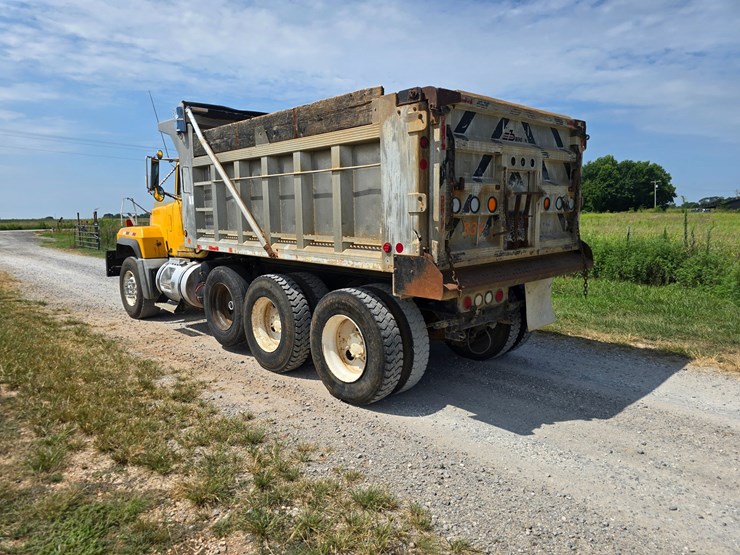 2002-mack-rd688s-image-11