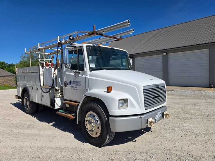 2001-freightliner-fl70-image-26