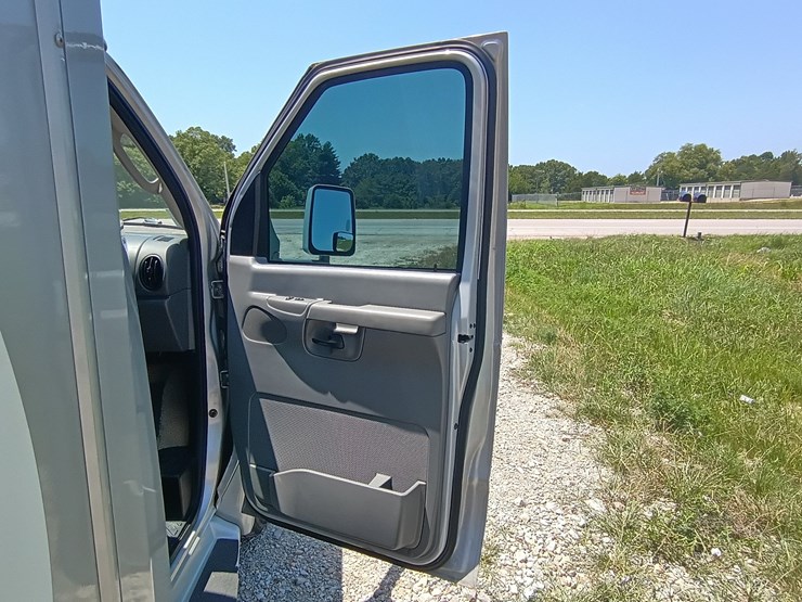 2005-ford-e450-image-34