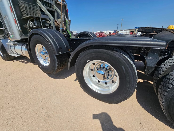 2022-kenworth-t880-image-7