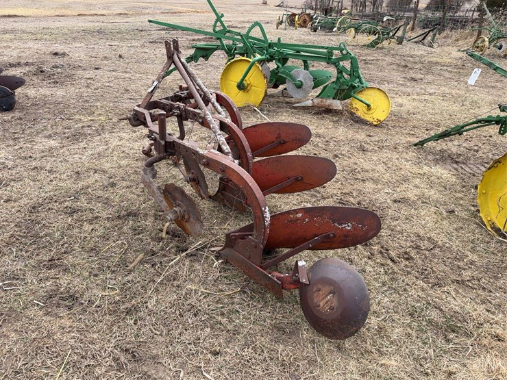 john-deere-pull-type-three-bottom-plow-image-3