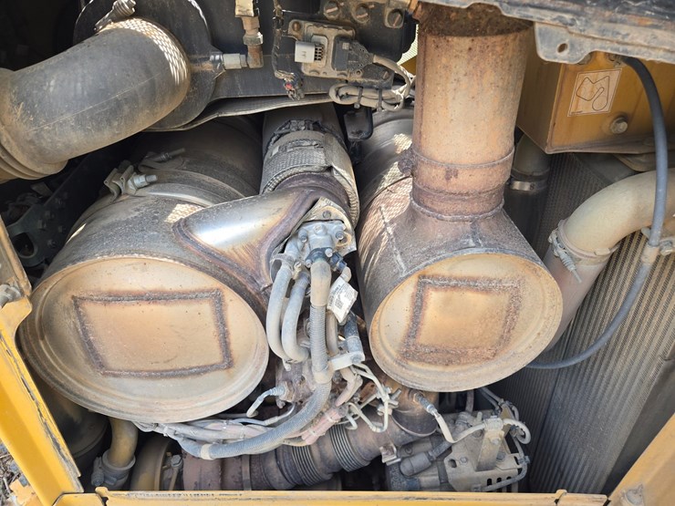 2019-caterpillar-d6-image-24