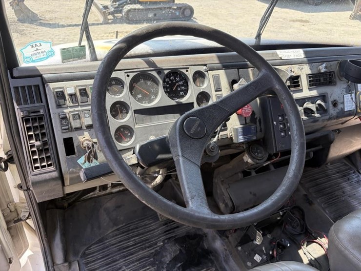 2000-freightliner-fl80-image-34