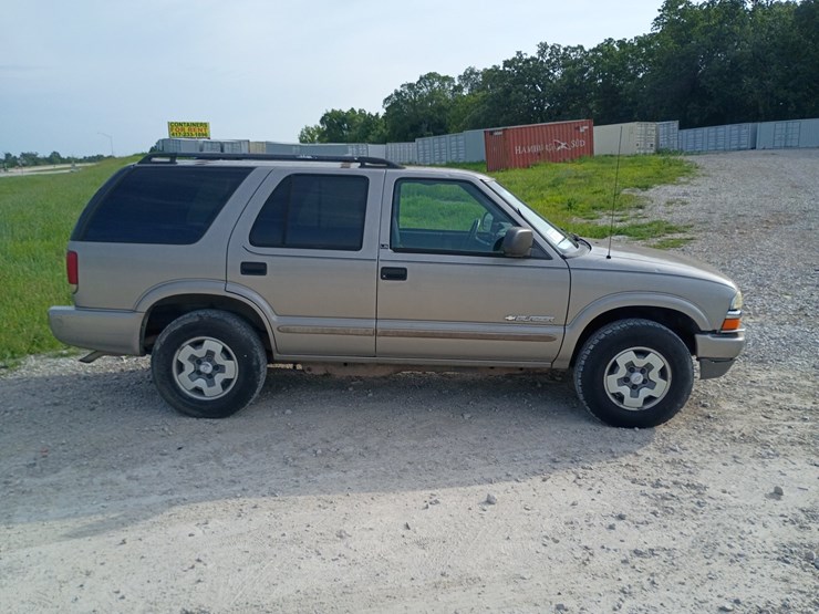 2003-chevrolet-blazer-image-11