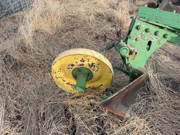 john-deere-three-point-three-bottom-plow-image-12