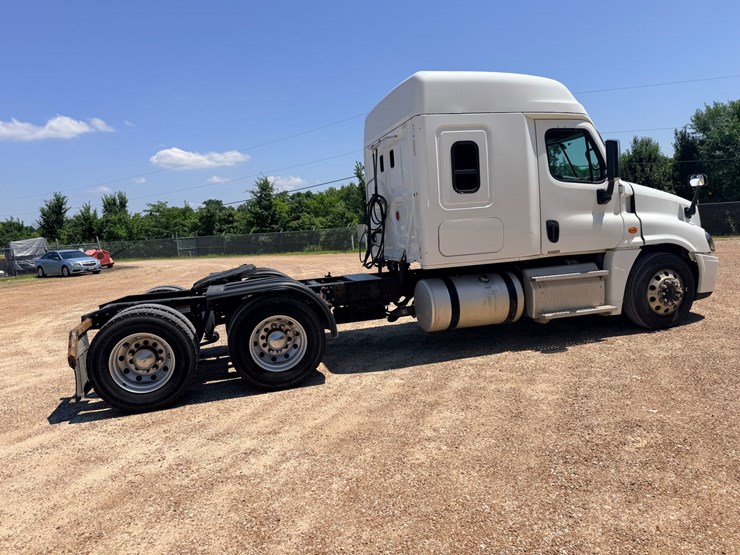 2016-freightliner-cascadia-125-image-17