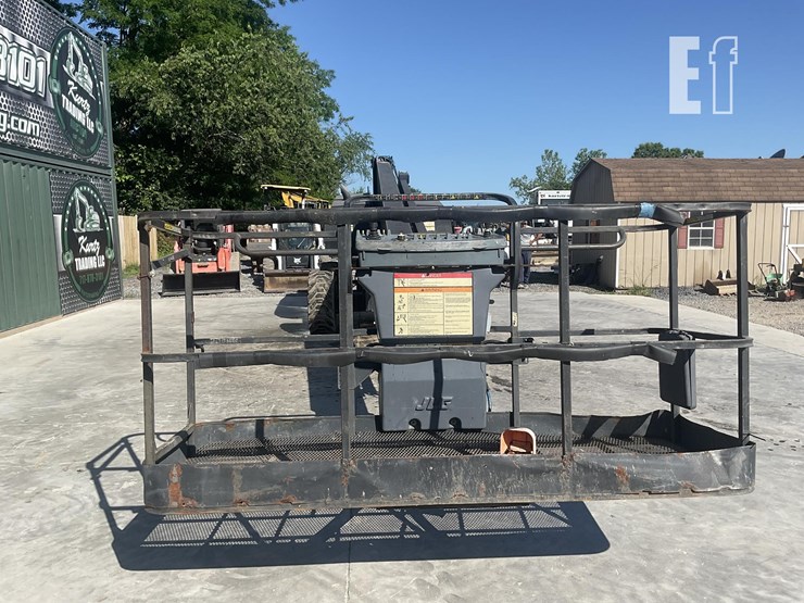 2013-jlg-800s-image-7