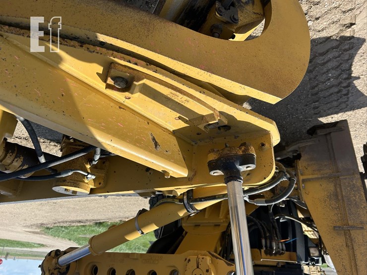 2011-caterpillar-140m2-awd-image-28