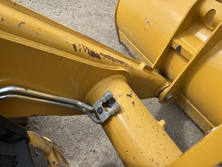 2022-caterpillar-430-image-14