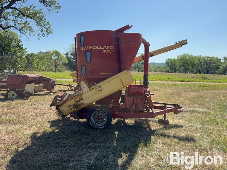 new-holland-352-image-4