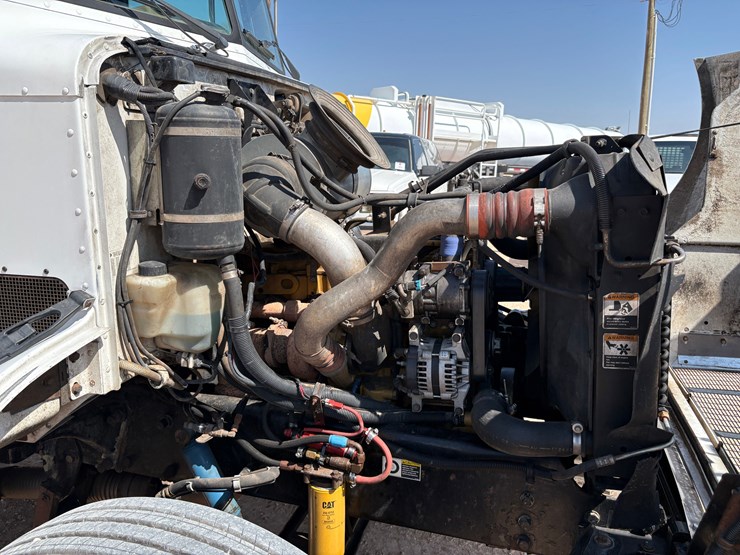 2004-peterbilt-330-image-16