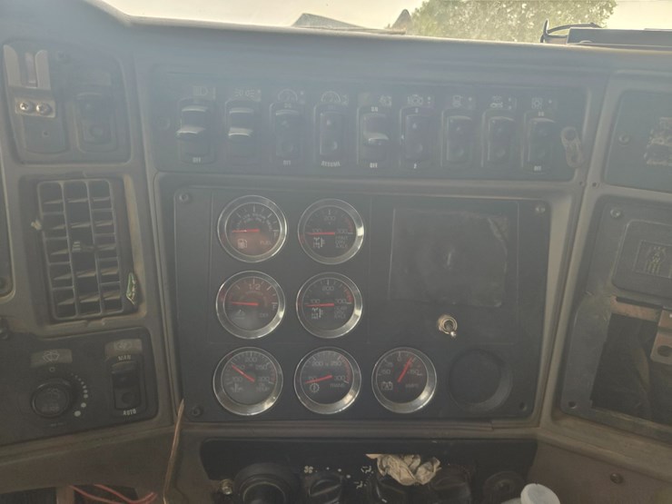 2011-kenworth-t700-image-66