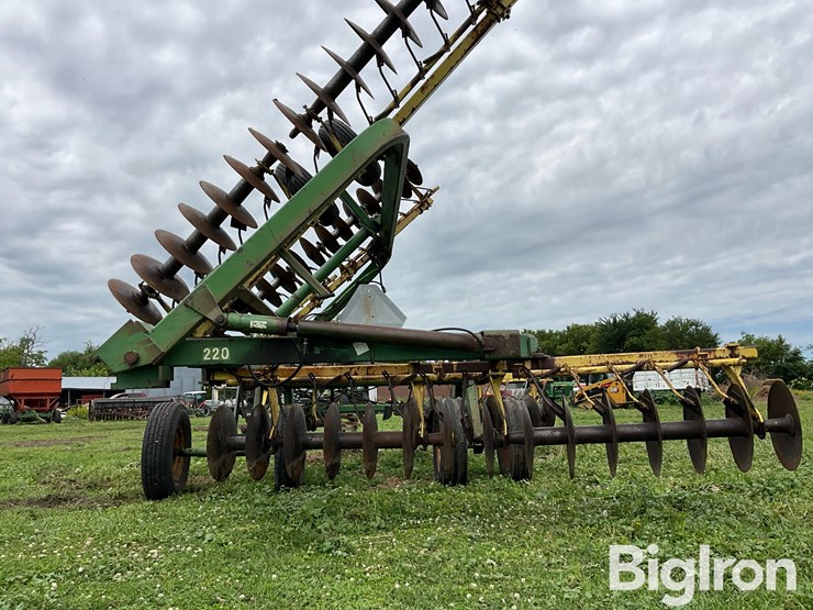 john-deere-220-image-6
